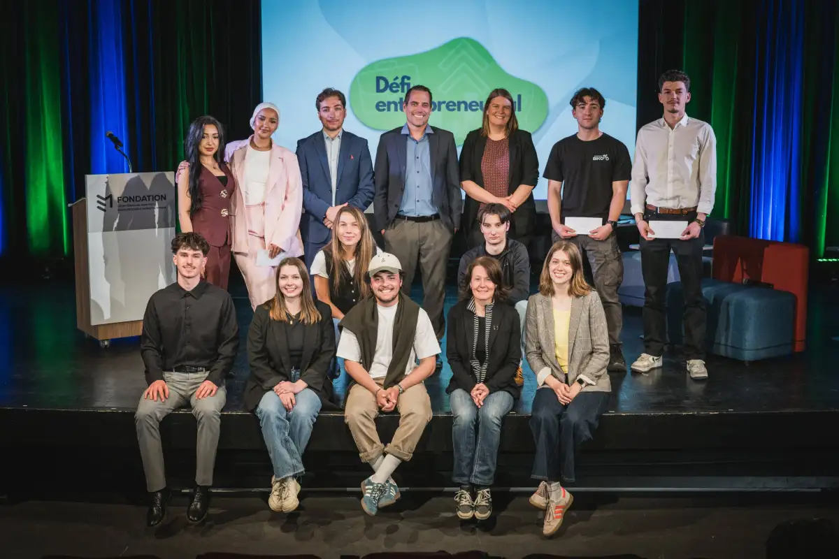 Étudiantes, étudiants, professeur(e)s et membres du personnel sur la scène