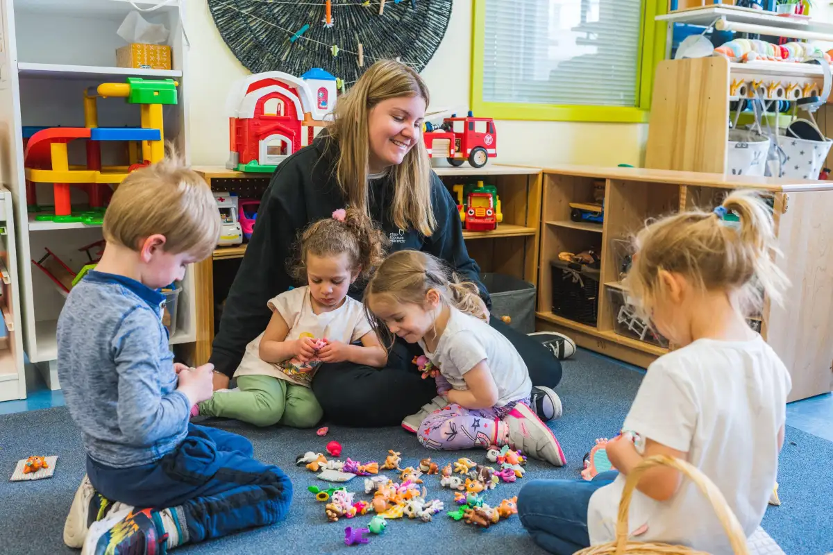 Photo d'une éducatrice avec des enfants