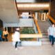 Personnes en mouvement dans les escaliers